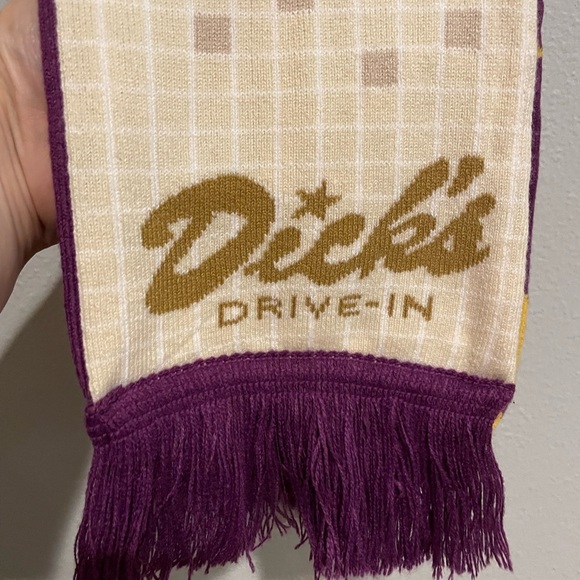 Dick’s Drive In NWT novelty scarf - Picture 3 of 3